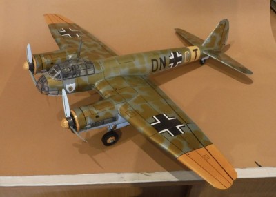 ... a Junkers Ju 88 je připraven.<br /><br />Po 41 hodinách stavby a 21 dnech craftění je nyní na stole krásný model.<br /><br />Typická stavba GELI, která byla velmi zábavná. Nebude to moje poslední GELI.<br /><br />Děkuji za vaši podporu a mnoho lajků, které mi ukazují, že letadla GELI nejsou minulostí.<br /><br />S pozdravem<br /><br />Kurt
